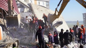 Kahramanmaraş'ta ağır hasarlı bina yıkım sırasında iş makinesinin üzerine çöktü