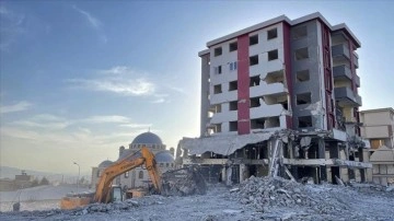 Kahramanmaraş’ta ağır hasarlı binaların kontrollü yıkımı sürüyor