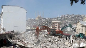 Kahramanmaraş'ta bina yıkım ve enkaz kaldırma çalışmaları 18 mahallede devam ediyor