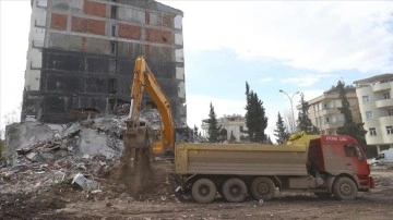 Kahramanmaraş'ta bina yıkımı ve enkaz kaldırma çalışmaları sürüyor