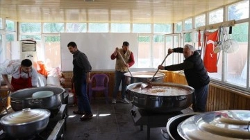 Kahramanmaraş'ta cami bahçesine kurulan aşeviyle 3 bin depremzedeye yemek ikramı