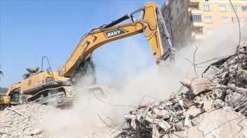 Kahramanmaraş'ta depremde yıkılan binalarda enkaz kaldırma çalışmaları sürüyor