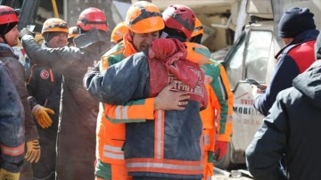 Kahramanmaraş'ta depremden 60 saat sonra bir kişi enkazdan kurtarıldı