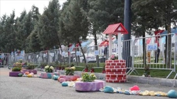 Kahramanmaraş'ta depremzede çocuklar lastik ve varilleri rengarenk saksılara çevirdi