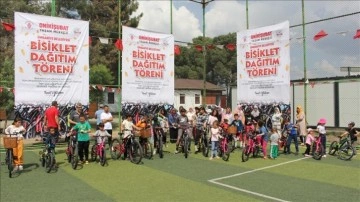 Kahramanmaraş'ta depremzede çocuklara bisiklet dağıtıldı