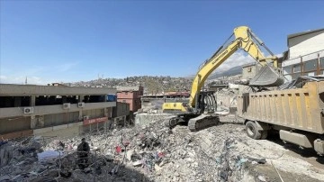 Kahramanmaraş'ta depremzedeler enkazda eşyalarını arıyor