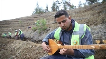 Kahramanmaraş'ta fidanlar toprakla 'sazlı sözlü' buluşuyor