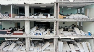 Kahramanmaraş'ta yıkılmayı bekleyen binalardaki evlerin içi dronla görüntülendi