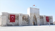 Kale gibi kervansaray: Sultanhanı