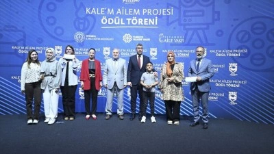 "Kale'm Ailem Projesi" kapsamında d&uuml;zenlenen yarışmada dereceye giren &ouml;ğrenciler &ouml;d&uuml;llerini aldı