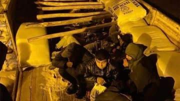 'Kalkan-18' operasyonlarında 20 göçmen kaçakçısı ve 559 düzensiz göçmen yakalandı