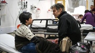Kalp cerrahı Dr. Mehmet Öz Hatay'da hastanede yatan depremzedeleri ziyaret etti
