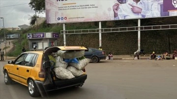Kamerun’da külüstür taksiler toplu taşımada “duraksız” çalışıyor