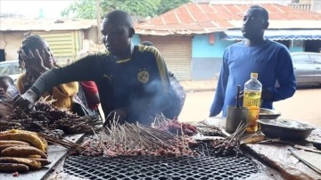 Kamerun'da sokak lezzetleri denince ilk akla gelen "50.5O" adı verilen et şişler oluy
