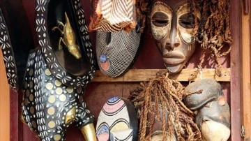 Kamerun’da sömürge dönemi öncesi pasaportlar yerine kullanılan "toprak maskeler"