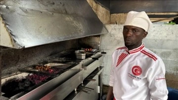 Kamerunlu aşçı, hazırladığı yemeklerle zengin Türk mutfağının tanıtımına katkı sağlıyor