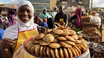 Kamerunlu Müslüman kızların yaptığı geleneksel tatlılar iftar sofralarını süslüyor