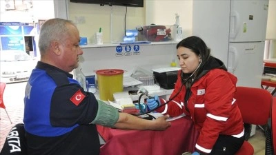 Kan bağış&ccedil;ısı zabıta hastalara umut olmak i&ccedil;in 15 yıldır T&uuml;rk Kızılayın yolunu tutuyor