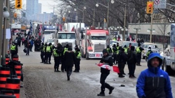 Kanada polisi, kamyoncuların protestosuna karşı müdahale arayışında