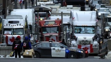 Kanada'da polis Ambassador Köprüsü'nü protestoculardan temizlemek için harekete geçti