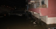 Kanalizasyon borusu patladı ev ve iş yerlerini su bastı