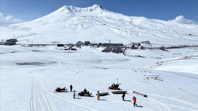 Kanoyla suda değil, Erciyes'te kar &uuml;zerinde s&uuml;z&uuml;ld&uuml;ler