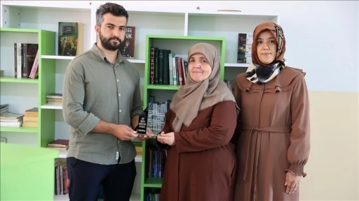 Kanserden ölen ağabeyinin kütüphane hayalini memleketindeki okulda gerçekleştirdi