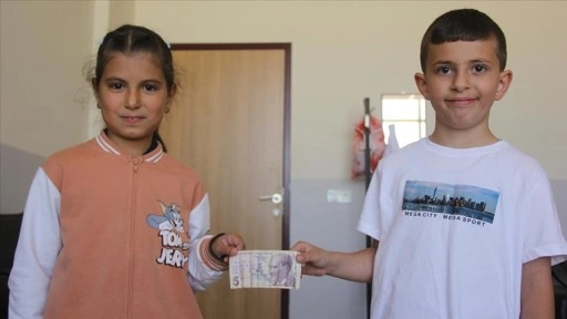 Kantinden aldığı parayı üstündeki yazıdan etkilenince sahibine teslim etti
