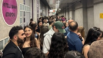 Kanye West'in İstanbul konseri &ouml;ncesi metroda izdiham yaşandı