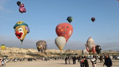Kapadokya Balon Festivali, 30 fig&uuml;rl&uuml; balonun g&ouml;steri u&ccedil;uşuyla başladı