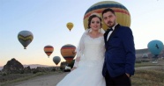Kapadokya’da balonlar eşliğinde düğün fotoğrafı çekildiler
