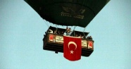 Kapadokya'da balonlar Türk bayrakları ile havalandı