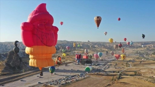 Kapadokya'da figürlü sıcak hava balonları gösteri uçuşu yaptı