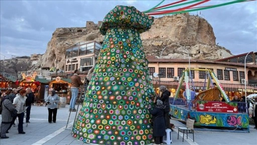 Kapadokya'da profilden yapılan peribacası maketine 2 bin 500 par&ccedil;adan oluşan &ouml;rg&uuml; motif giydiri