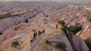 Kapadokya'nın masalsı manzarasını deve safari ile keşfediyorlar