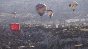 Kapadokya semaları figürlü balonlarla şenlendi