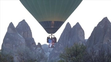 Kapadokya'da balonlar Türk bayrağı ve Atatürk posteriyle uçtu