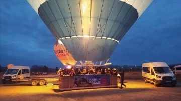 Kapadokya'da sıcak hava balonları jandarma afişleriyle havalandı
