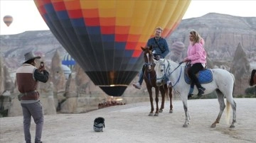 Kapadokya'da vadi, kanyon ve yamaçlar fotoğraf çektirenlere doğal dekor oluyor