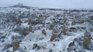 Kapadokya'nın manzarasına kar güzelliği eklendi