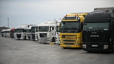 Kapıkule'de tır şof&ouml;rleri bayramı yolda ge&ccedil;iriyor