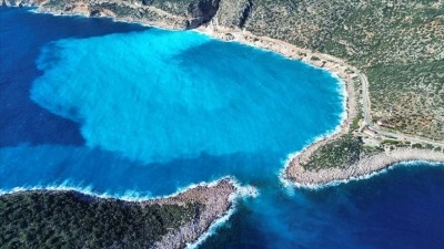 Kaputaş Plajı'nda yağışın etkisiyle denizin rengi mavinin farklı tonlarına d&ouml;n&uuml;şt&uuml;