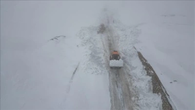 "Kar kaplanları" Erzincan'da metrelerce y&uuml;kseklikteki karla m&uuml;cadele ediyor