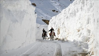 "Kar koridoru"ndan ge&ccedil;erek il&ccedil;eye ulaşıyorlar