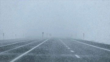 Kar nedeniyle bazı yerleşim birimlerinin yolları kapandı