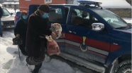 Kar nedeniyle Kovid-19 aşısı olmaya gidemeyen çiftin yardımına jandarma yetişti