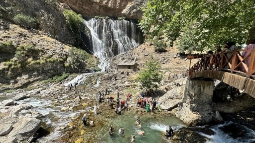 Kar ve buzullardan beslenen Kapuzbaşı Şelaleleri, sıcaktan kaçanları ağırlıyor