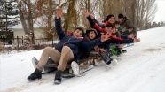 Kar yağışına sevinen Karslı çocuklar kayak yapmanın keyfini çıkardı