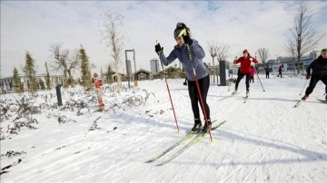 Kar yağışıyla beyaza bürünen Başkent Millet Bahçesi, kış sporu sevenlerin uğrak noktası oldu