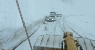 Kar yığınını yoldan kaldıran operatör tehlike atlattı